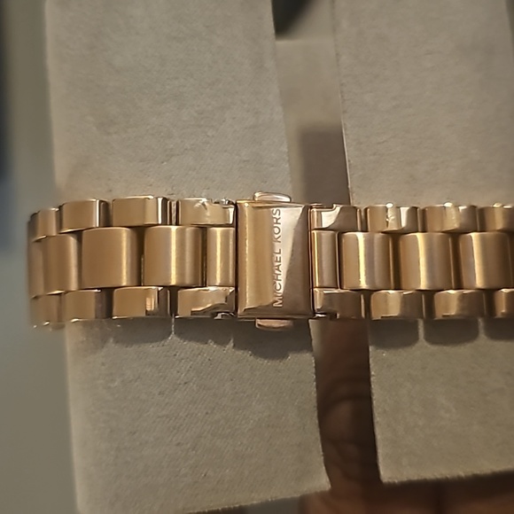 Michael Kors MK5799 Watch - Picture 3 of 3